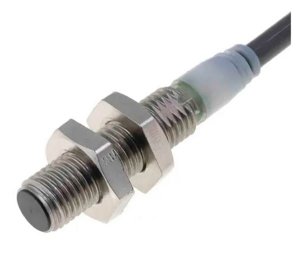 Capteur de proximité inductif Omron Baril fileté, M8 E2A PnP 2 mm 32 V c.c. 200mA