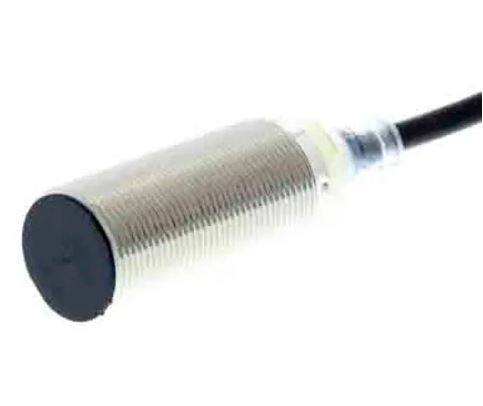 Capteur de proximité inductif Omron Baril fileté, M18 E2B PnP 5 mm 30 V c.c. 200mA