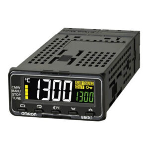 Régulateur de température PID Omron E5GC Panneau On-Off, 1 sorties 2 entrées, Relais 240V c.a. / V c.c.