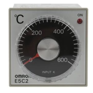 Régulateur de température marche/arrêt Omron E5C2 Rail DIN, Encastré, Panneau On-Off, 4 sorties 4 entrées, Relais 240V