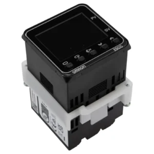 Régulateur de température PID Omron E5CC Panneau On-Off, 1 sorties 3 entrées, Relais statique 240V c.a.